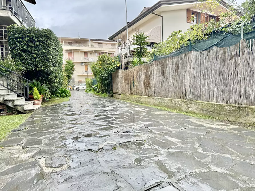 Immagine 2 di Porzione di casa in vendita  a Massa