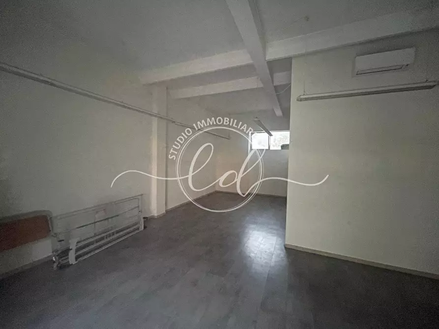 Immagine 5 di Capannone industriale in affitto  a Pietrasanta