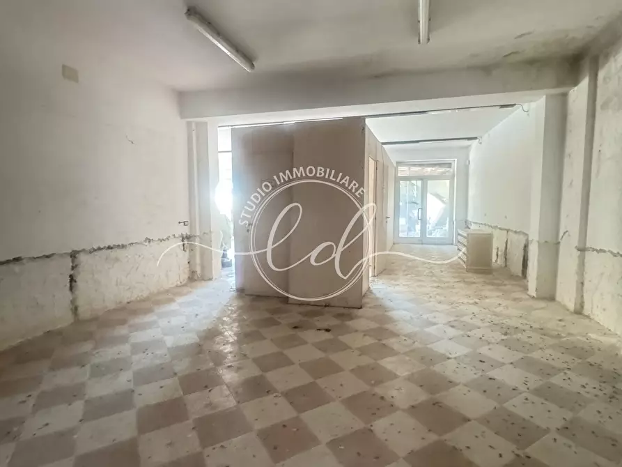 Immagine 29 di Attività artigianale in affitto  a Pietrasanta