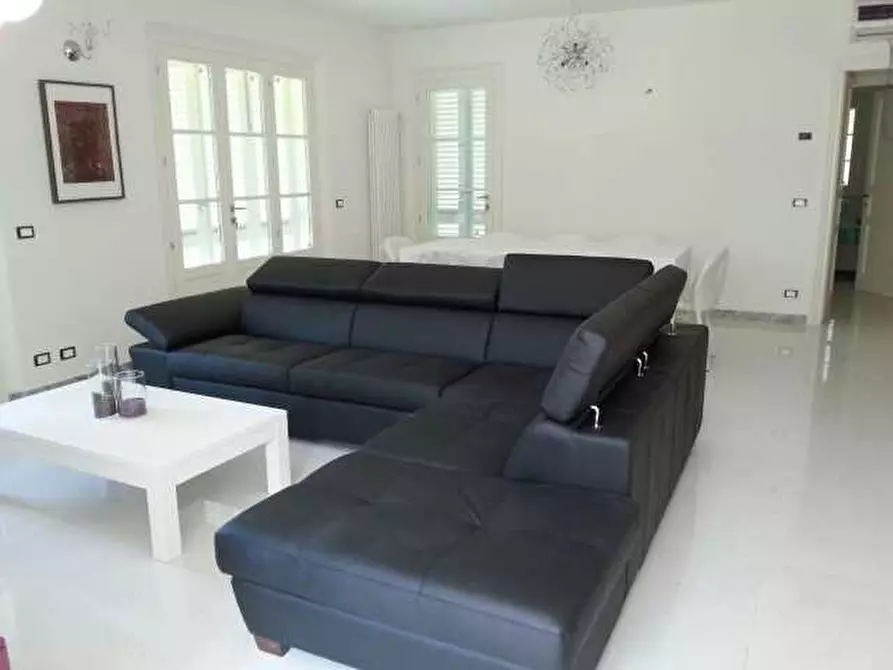 Immagine 8 di Villa in vendita  a Pietrasanta