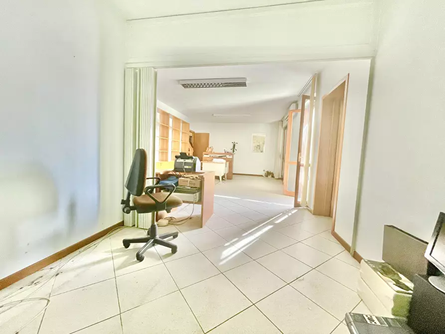 Immagine 10 di Bilocale in vendita  a Montignoso