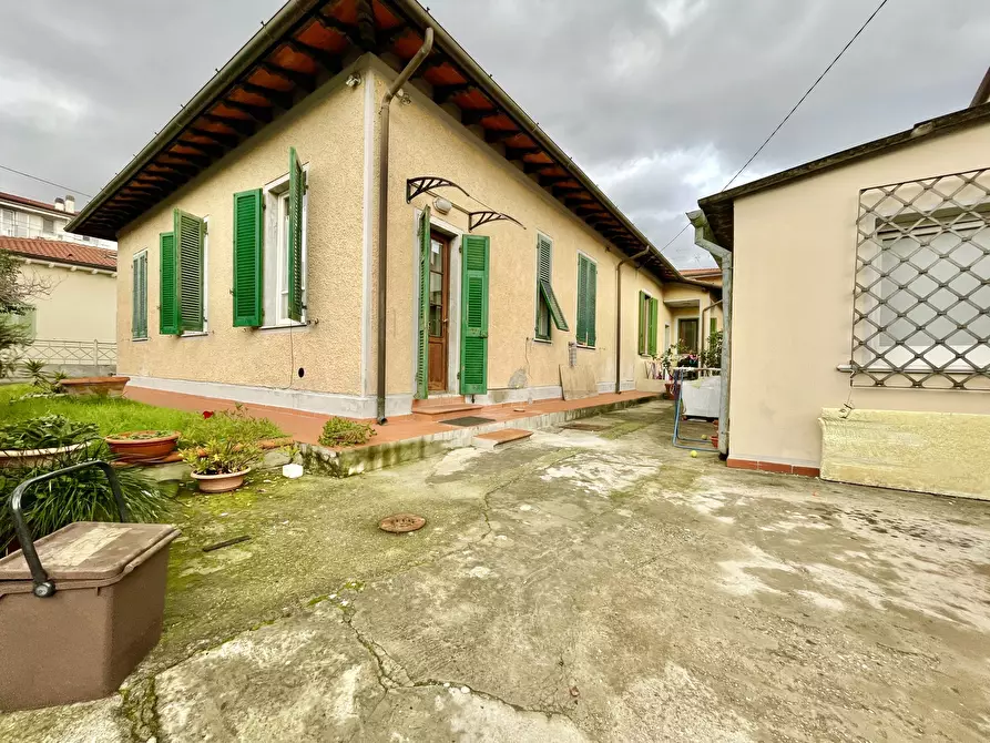 Immagine 3 di Porzione di casa in vendita  a Pietrasanta