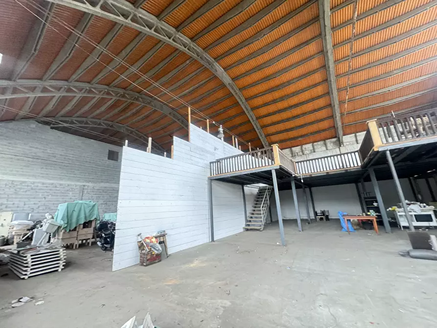 Immagine 5 di Magazzino in affitto  a Pietrasanta