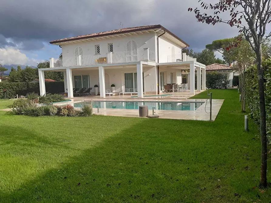 Immagine 1 di Villa in affitto  a Pietrasanta