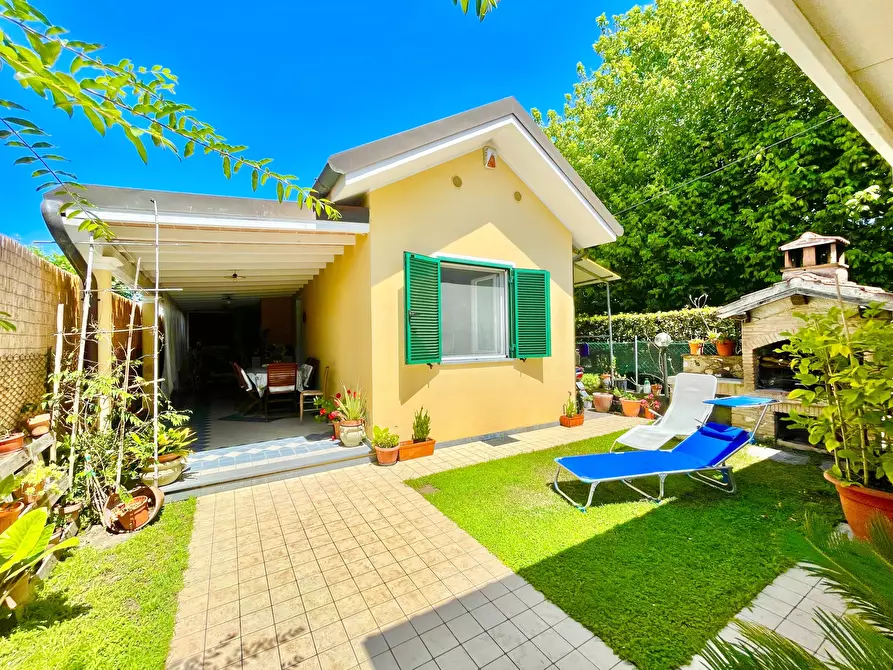 Immagine 1 di Casa indipendente in vendita  a Pietrasanta