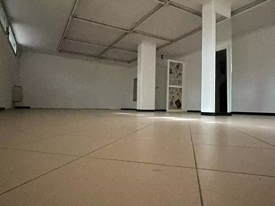 Immagine 12 di Capannone industriale in affitto  a Camaiore