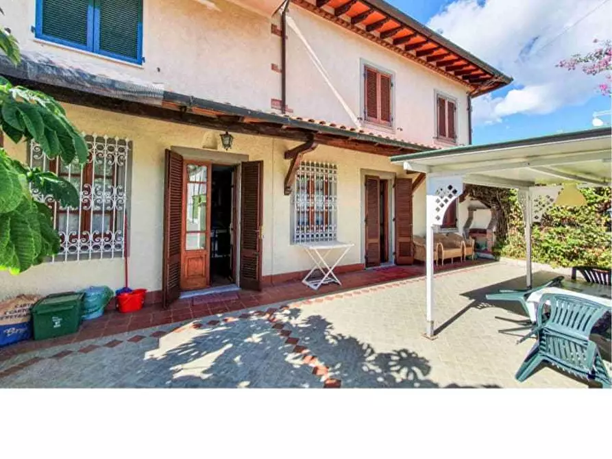 Immagine 1 di Porzione di casa in vendita  a Forte Dei Marmi