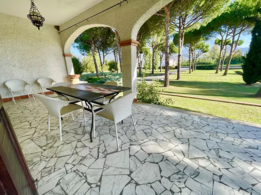 Immagine 41 di Villa in vendita  a Pietrasanta