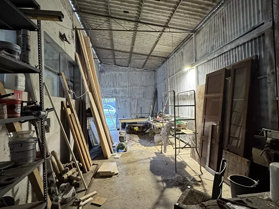 Immagine 28 di Laboratorio in vendita  a Pietrasanta