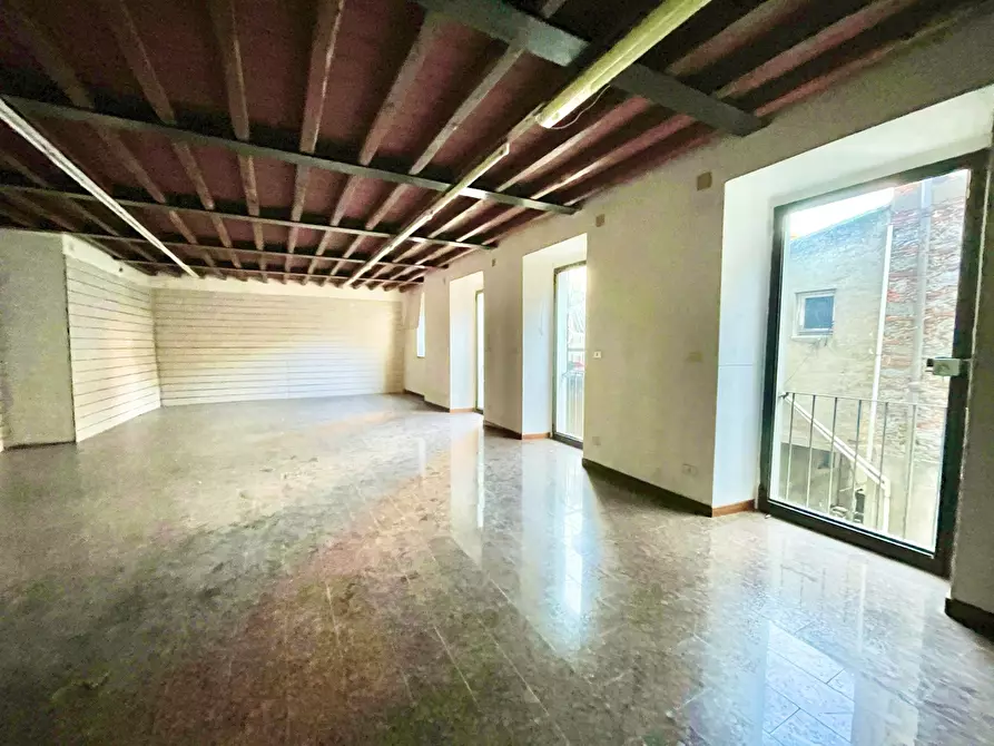 Immagine 5 di Locale commerciale in affitto  a Camaiore
