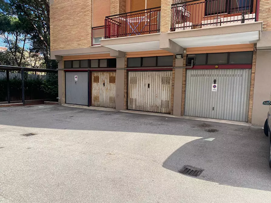 Immagine 1 di Garage in vendita  a Pescara