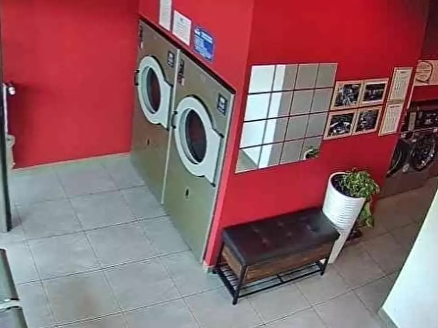 Immagine 1 di Locale commerciale in vendita  a Peschiera Borromeo