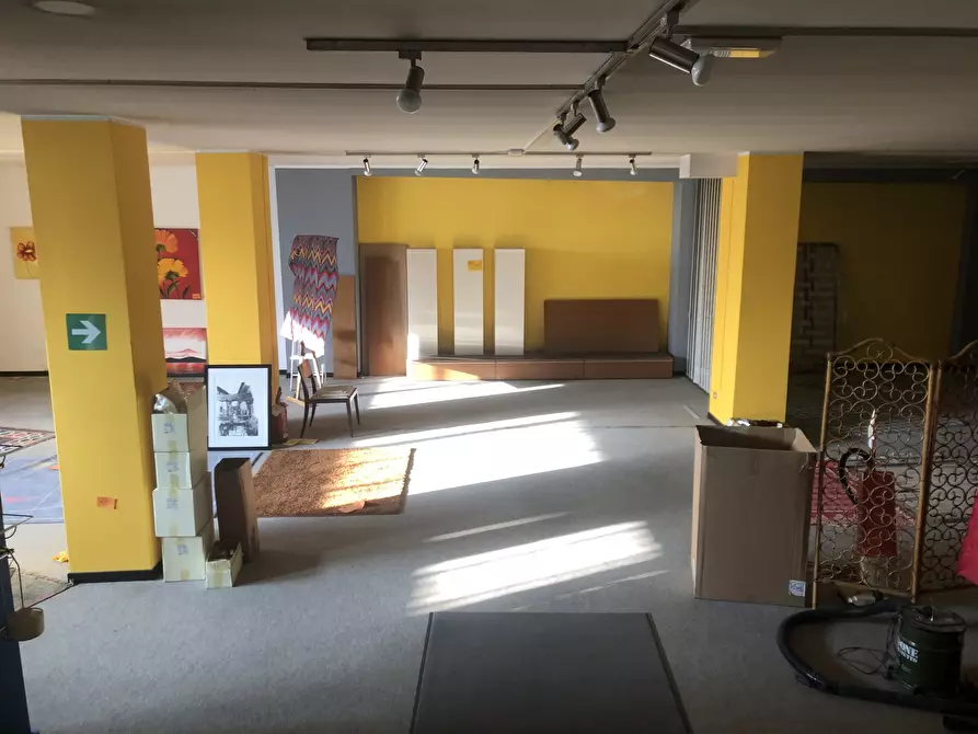 Immagine 2 di Magazzino in vendita  in Piazza XXV Aprile a Lodi