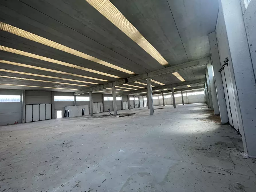 Immagine 5 di Magazzino in vendita  in Via delle Barazzine 9 a Pieve Porto Morone