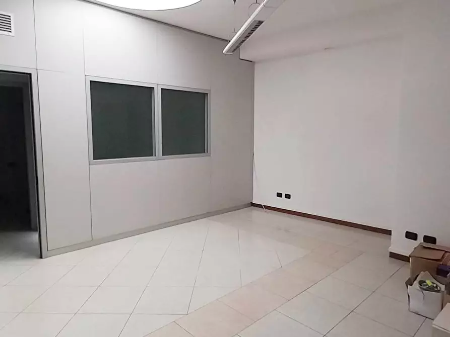 Immagine 10 di Locale commerciale in vendita  a Rovigo