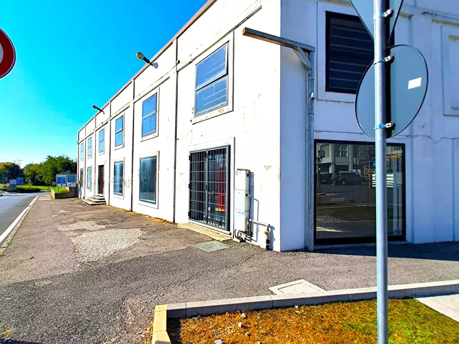 Immagine 5 di Attività commerciale in affitto  a Rovigo