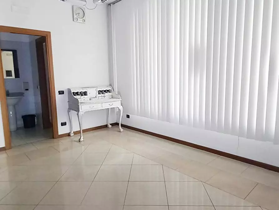 Immagine 3 di Locale commerciale in vendita  a Rovigo