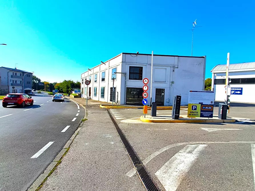 Immagine 1 di Attività commerciale in affitto  a Rovigo