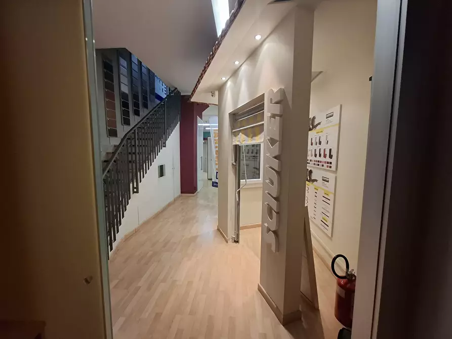 Immagine 42 di Locale commerciale in vendita  a Torino