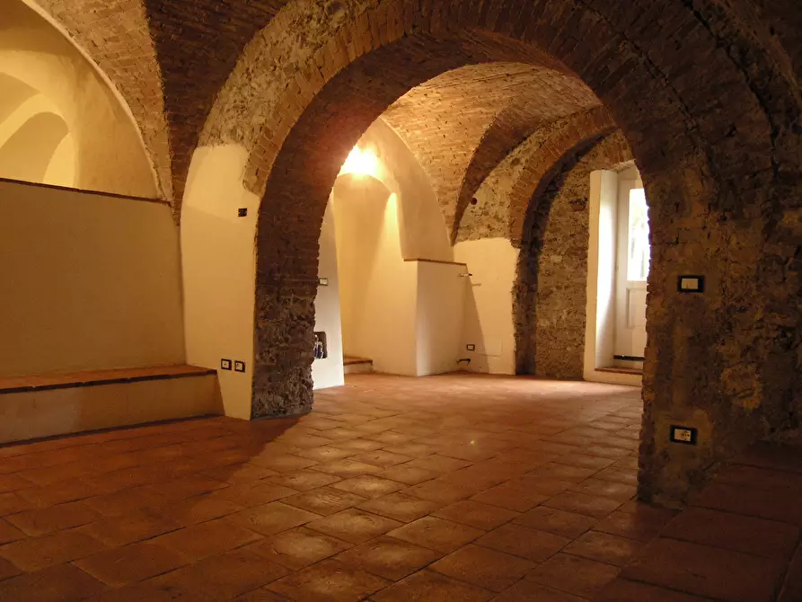 Immagine 4 di Showroom in vendita  a Sarzana