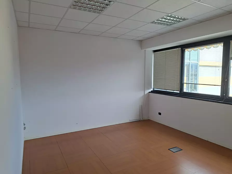 Immagine 4 di Ufficio in affitto  a Sarzana