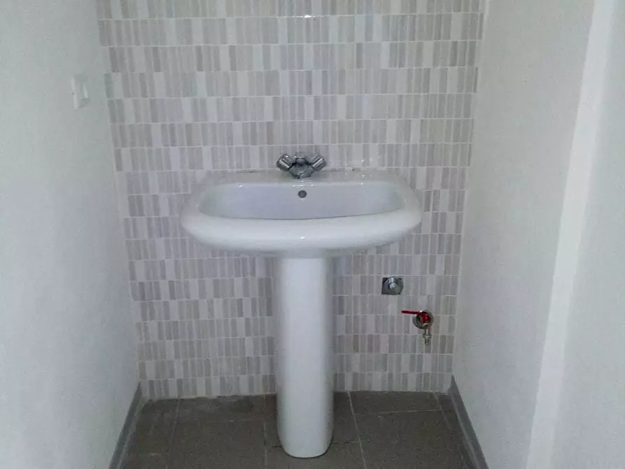 Immagine 5 di Locale commerciale in affitto  a Sarzana