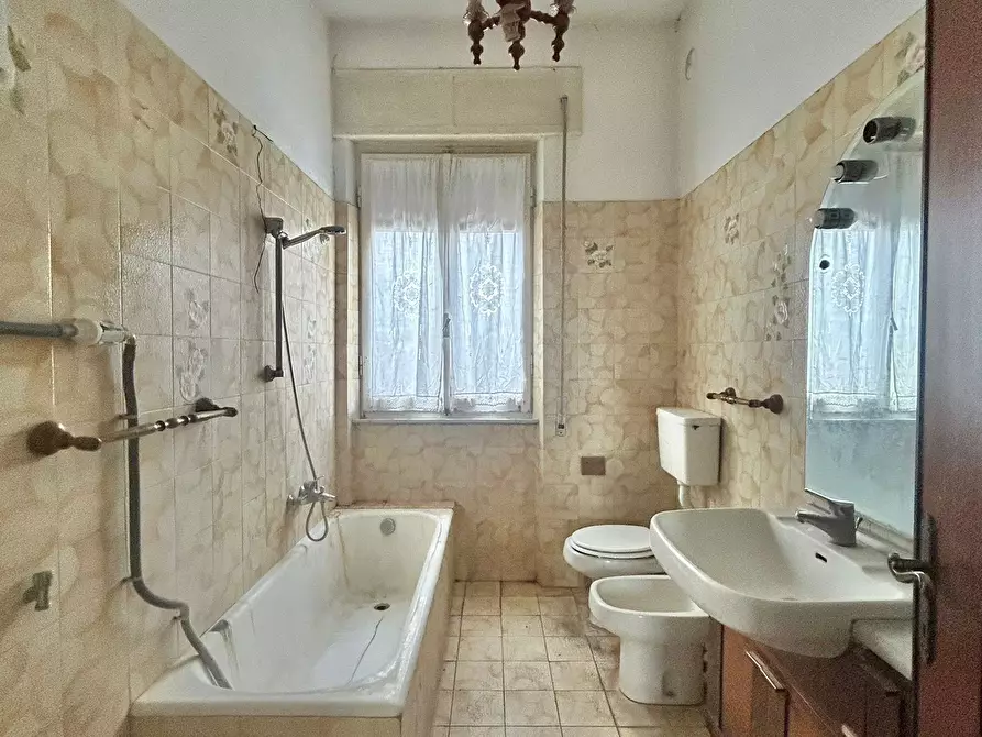 Immagine 19 di Pentalocale in vendita  a Sarzana