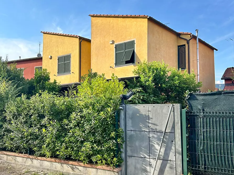 Immagine 4 di Porzione di casa in vendita  a Sarzana