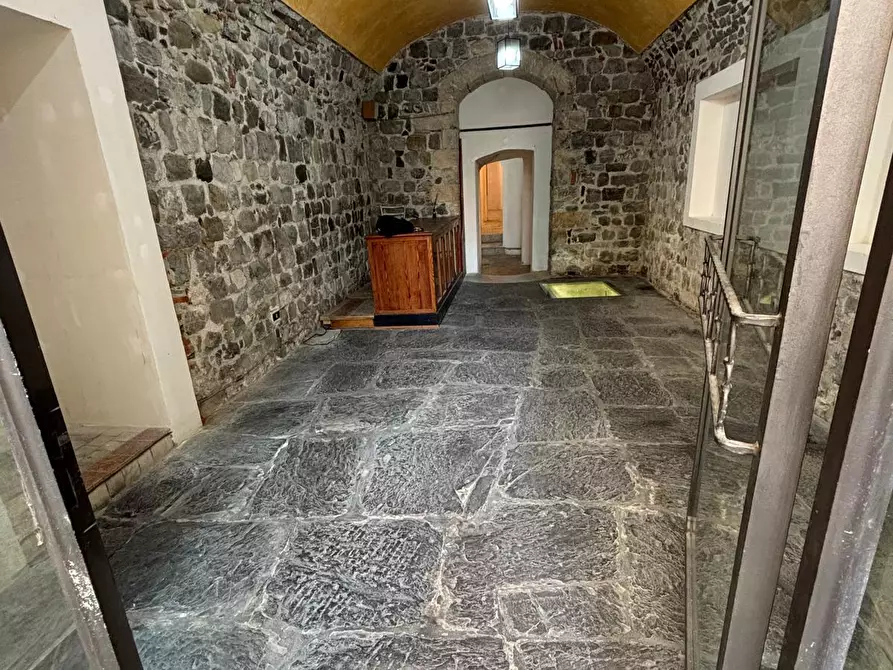 Immagine 2 di Locale commerciale in affitto  a Sarzana