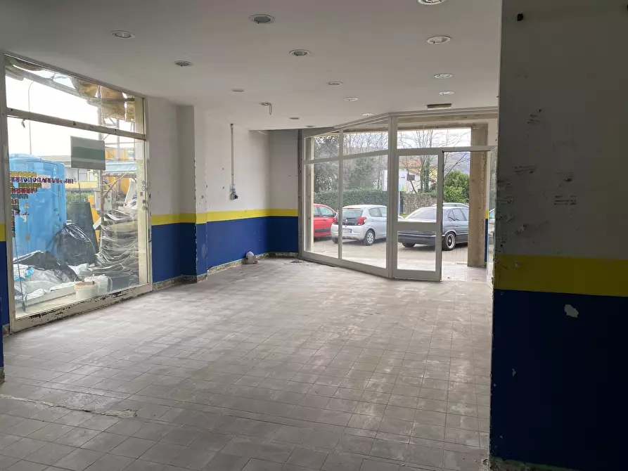 Immagine 10 di Locale commerciale in vendita  a Sarzana
