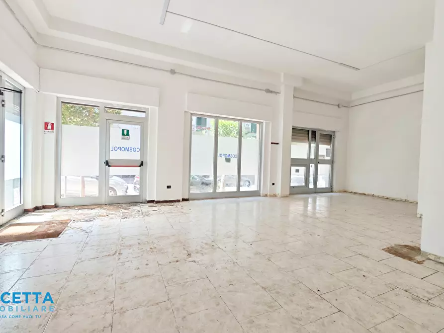 Immagine 11 di Locale commerciale in vendita  in Via Dica di Genova 50 a Taranto
