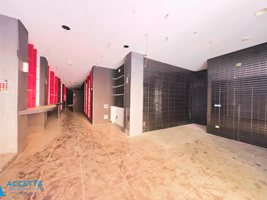 Immagine 5 di Locale commerciale in vendita  in Corso Umberto I 79 a Taranto