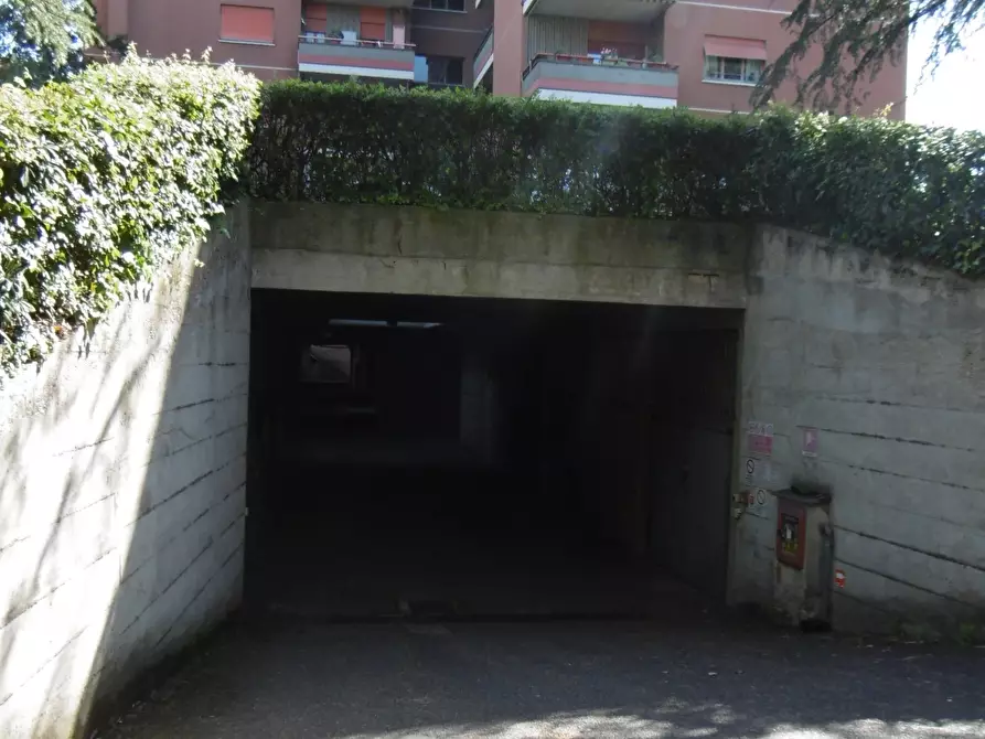 Immagine 1 di Garage in vendita  in VIA DEGLI ESTENSI a Roma