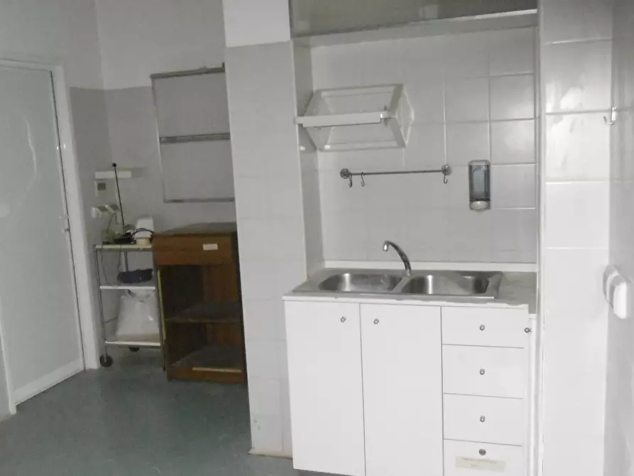 Immagine 4 di Locale commerciale in vendita  in Via Raffaele Paolucci a Roma