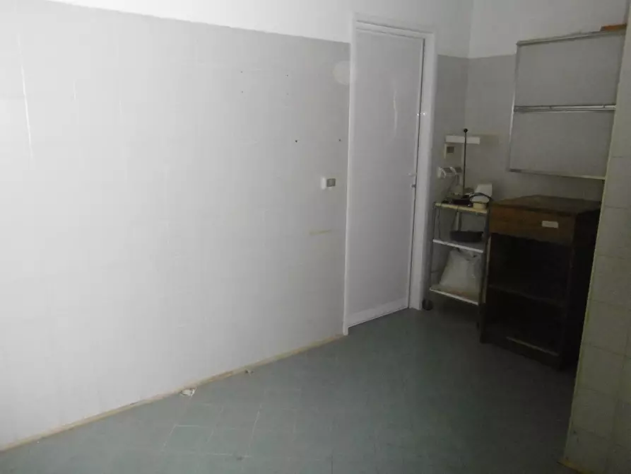 Immagine 5 di Locale commerciale in vendita  in Via Raffaele Paolucci a Roma