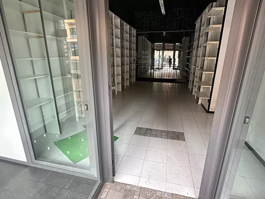 Immagine 5 di Locale commerciale in affitto  in VIA DELLA PISANA a Roma