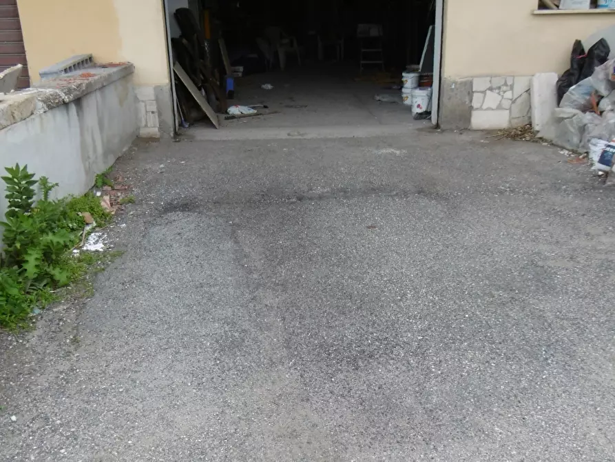 Immagine 7 di Locale commerciale in vendita  in VIA SAMUGHEO a Roma