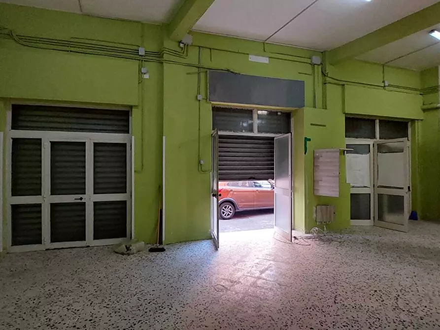 Immagine 13 di Locale commerciale in vendita  in Via Palinuro 137 a Salerno