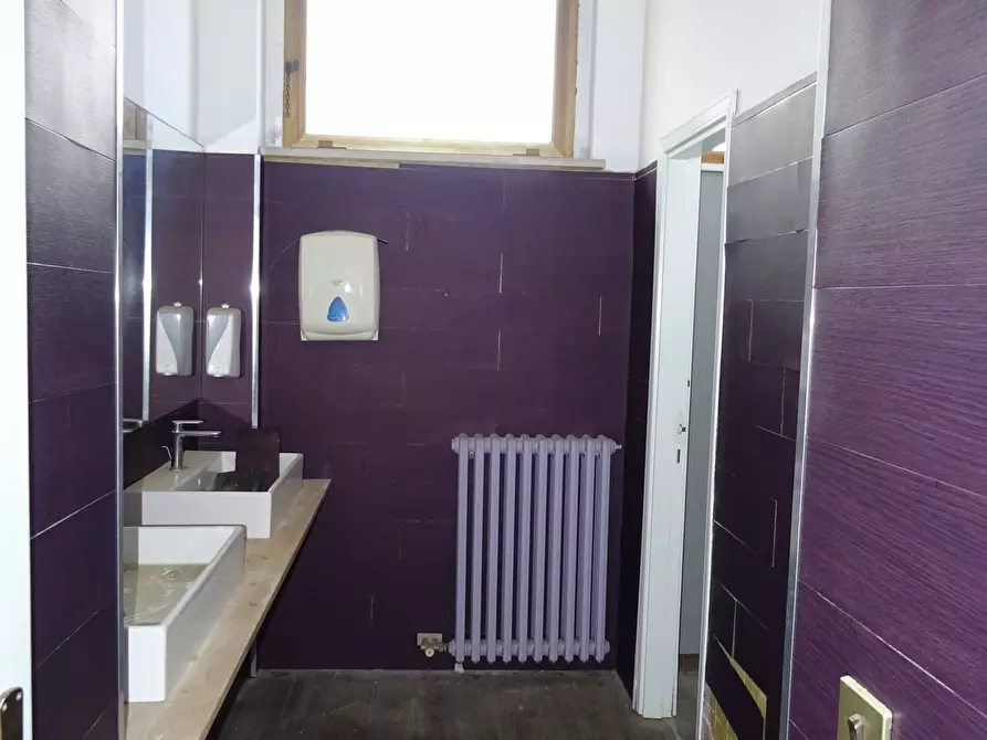 Immagine 5 di Locale commerciale in vendita  a Senigallia