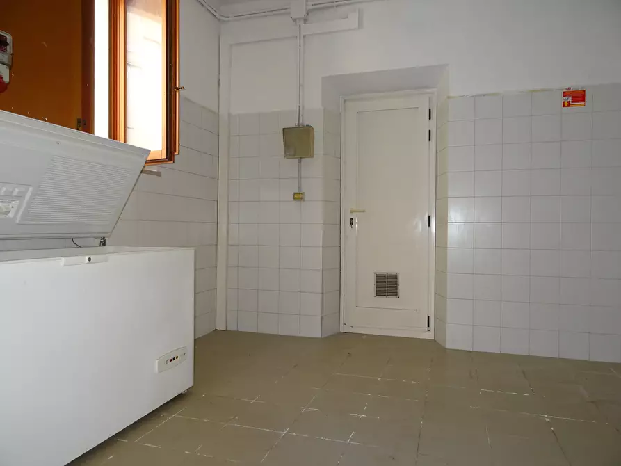 Immagine 8 di Locale commerciale in vendita  a Senigallia