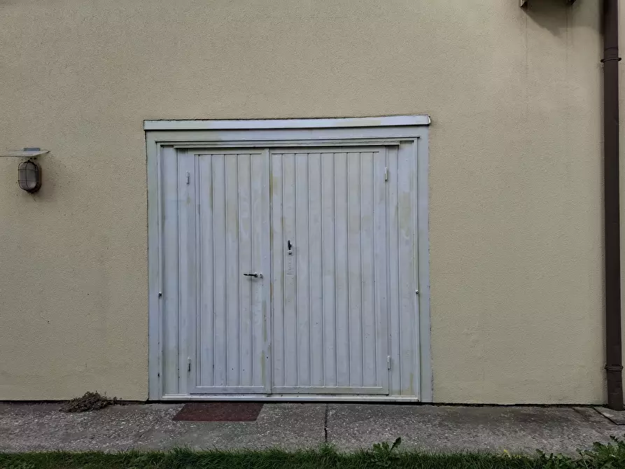 Immagine 3 di Garage in vendita  in Via Lionello D'Este 8 a Rovigo