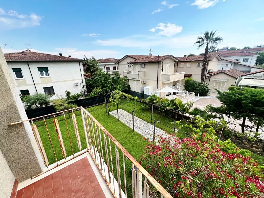Immagine 1 di Casa trifamiliare in vendita  a Massa