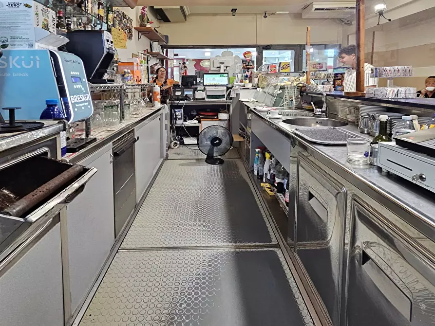 Immagine 8 di Bar / Ristorante in vendita  in Via Eugenio Montale 35 a Carrara