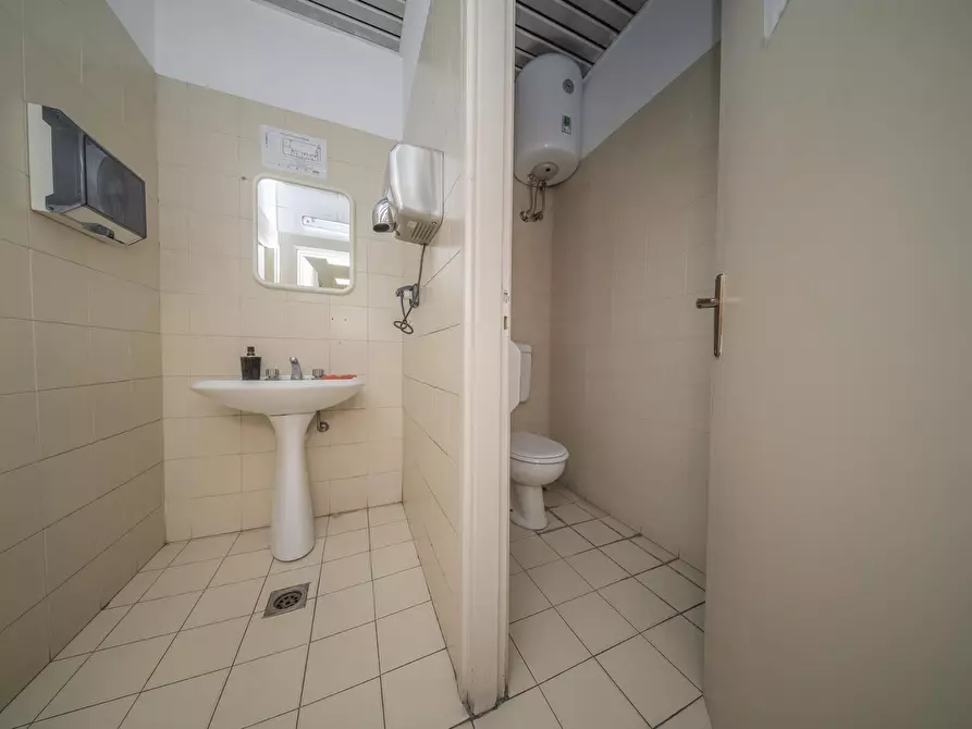 Immagine 26 di Ufficio in affitto  in Corso Svizzera 185 a Torino