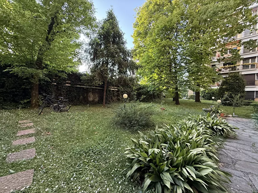 Immagine 110 di Pentalocale in vendita  in Via Roberto Moroni 7A a Sesto San Giovanni