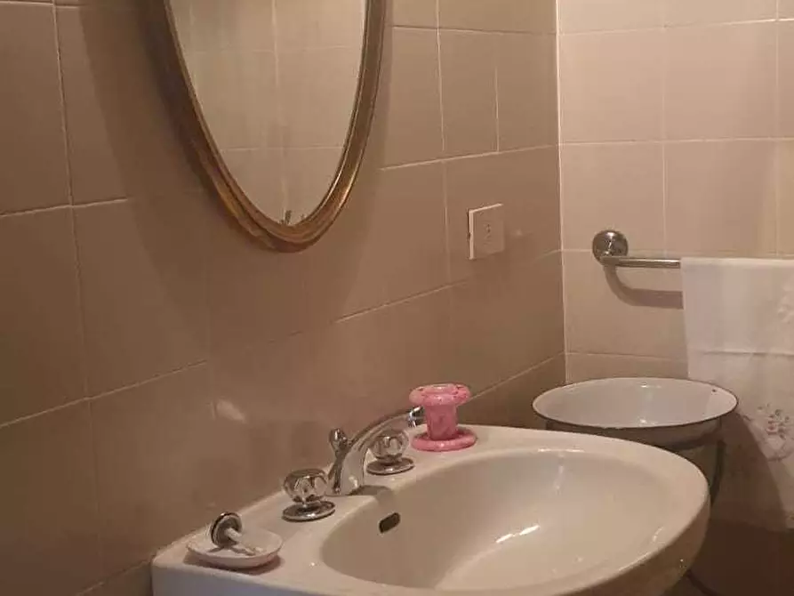 Immagine 11 di Bilocale in affitto  a Varano De' Melegari