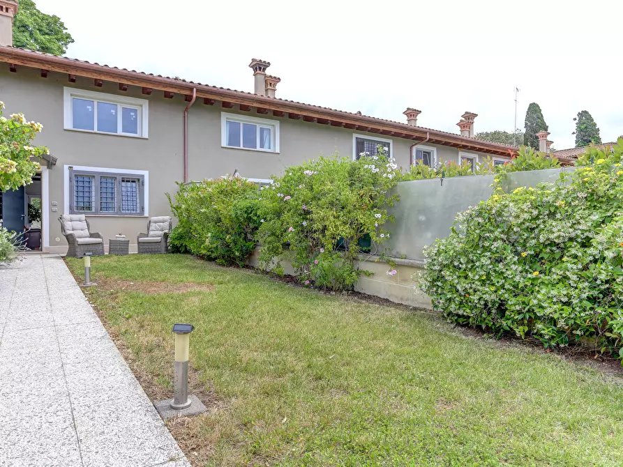 Immagine 1 di Villa in vendita  in Via del Fontanile di Mezzaluna 231 a Fiumicino