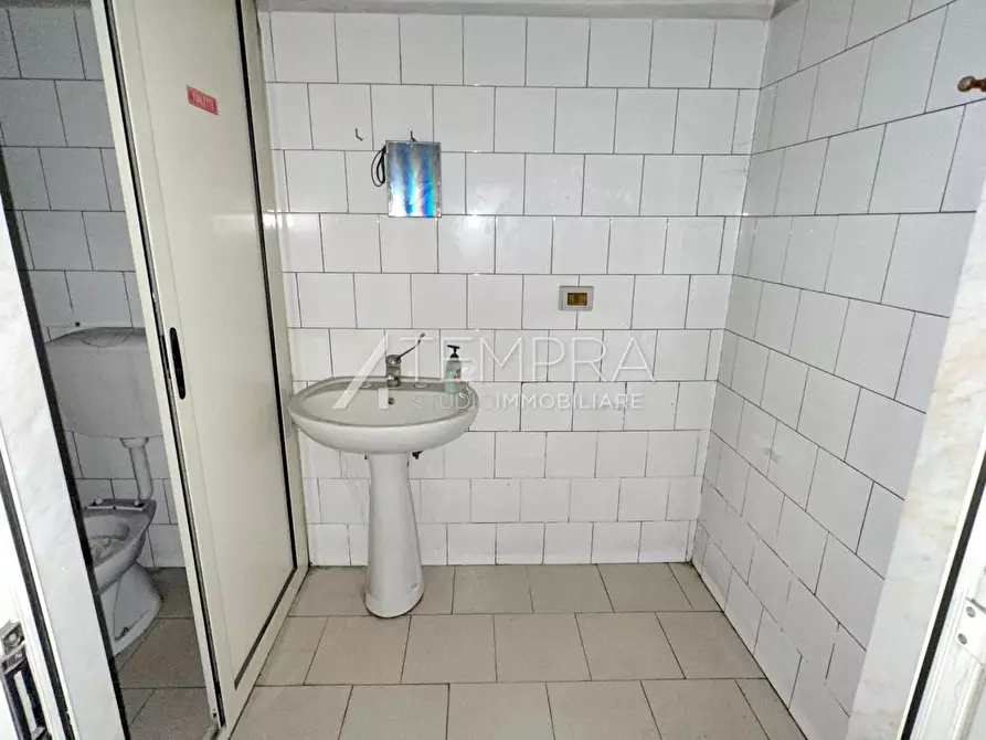 Immagine 15 di Locale commerciale in vendita  a Adrano