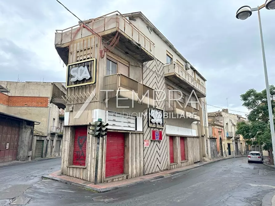 Immagine 1 di Locale commerciale in vendita  a Adrano