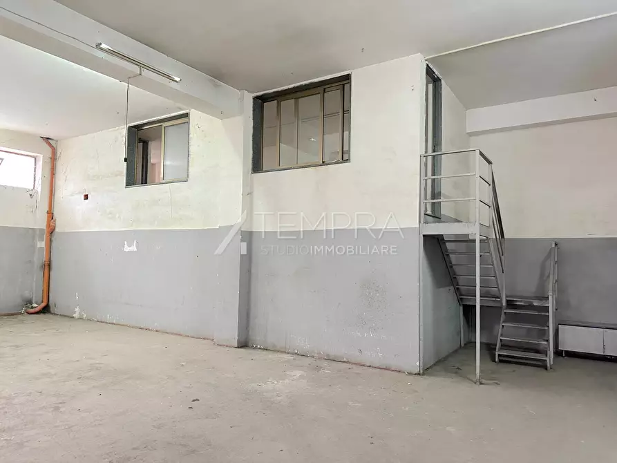 Immagine 12 di Attività artigianale in affitto  in Via dei Fiori a Biancavilla